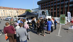 Nemokamo pieno dalijimo akcija prie Žemės ūkio ministerijos Vilniuje