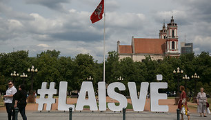 Vilniuje prie paminklo Lietuvos tremtiniams pradėti skaityti tremtinių vardai ir pavardės.