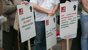 Protesto akcija prie centrinės Socialdemokratų partijos būstinės