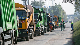 Vilniaus šiukšliavežiai stovi eilėse