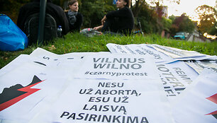 Vilniuje vyko solidarumo su Lenkijos moterimis akcija &bdquo;Juodasis pirmadienis&ldquo;