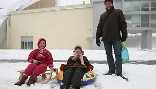 Sostinės Vingio parke aptirpusių sniego senių daugiau nei vaikštančių žmonių