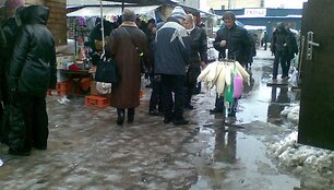 Kalvarijų turguje pirkėjai braido po balas