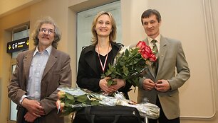 Viktorija Čmilytė su treneriais Gediminu Rasteniu (kairėje) ir Viktoru Čmiliu