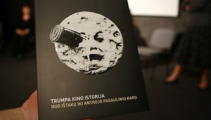 Pirmoji lietuvi&scaron;ka knyga apie pasaulio kino istoriją &bdquo;Trumpa istorija: nuo i&scaron;takų iki Antrojo pasaulinio karo&ldquo;.