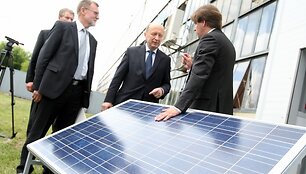 Saulės modulių surinkimo linija