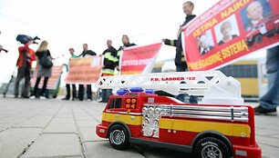 Ugniagesių gelbėtojų profesinė sąjungos akcija prie &bdquo;Siemens&ldquo; arenos.