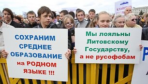 Lenkų protesto mitingas prie Lietuvos respublikos Seimo