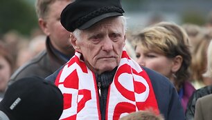 Lenkų protesto mitingas prie Lietuvos respublikos Seimo