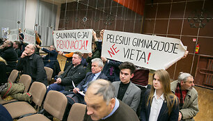 Salininkų gimnazijos bendruomenės atstovai su plakatais
