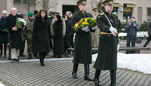 Gėlių padėjimo ceremonija prie Kovo 11-ajai skirto paminklo „Žinia“