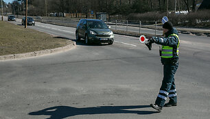 Vilniaus kelių policija matuoja greitį
