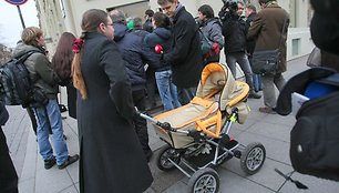 Žmonės laukia eilėje prie „Snoro“ banko Gedimino prospekte.