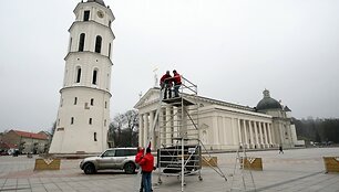 Katedros aik&scaron;tėje stovės dirbtinė eglė