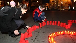 Žvakės V.Kudirkos aik&scaron;tėje degė kovos su AIDS dienos proga.