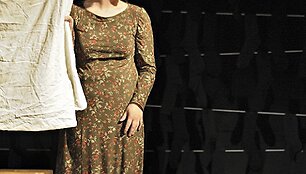 Scena i&scaron; spektaklio &bdquo;Tu &scaron;iandien dar neverkei, kale, arba tikroji Eglės Žalčių karalienės istorija&rdquo;