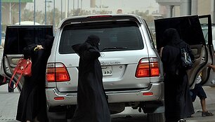 Moterys Saudo Arabijoje negali vairuoti