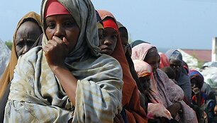 Afriką alinanti sausra privertė milijonus žmonių palikti savo namus.