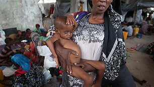 Afriką alinanti sausra privertė milijonus žmonių palikti savo namus.