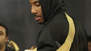 Amare'as Stoudemire'as areną paliko sutvarstyta ranka.