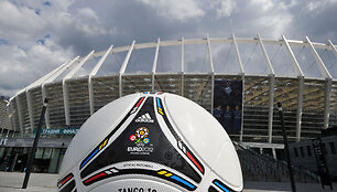 Simbolinis &bdquo;Euro 2012&ldquo; kamuolys prie Olimpinio stadiono Kijeve, kuriame vyks finalas.