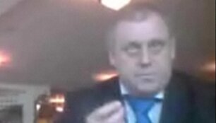 Slapta kamera nufilmuotas Vladimiras Gara&scaron;čenka parei&scaron;kė, jog i&scaron; tikrųjų nė negalvojo parduoti bilietų, o tik &bdquo;juokavo&ldquo;.
