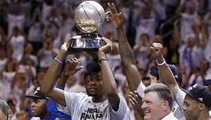 Kevinas Durantas džiaugiasi NBA Vakarų konferencijos čempionų taure.