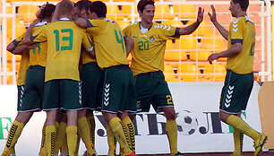 Lietuvos futbolo rinktinė džiaugiasi įvarčiu