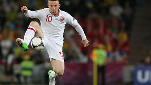 Wayne'as Rooney stabdo kamuolį