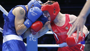 Evaldas Petrauskas (de&scaron;inėje) pirmoje kovoje olimpiadoje įveikė Europos vicečempioną vengrą Miklosą Vargą.