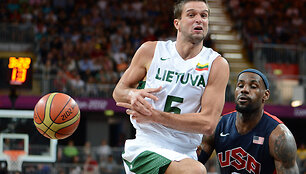 Mantas Kalnietis prie&scaron; LeBroną Jamesą