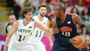 Simas Jasaitis stabdo Kobe Bryantą