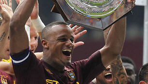&bdquo;Manchester City&ldquo; kapitonas Vincentas Kompany kelia trofėjų vir&scaron; galvų.