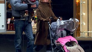 Sacha Baronas Cohenas ir Isla Fisher su dukrele