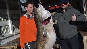  Naujojo rekordo autorius Michaelis Eisele ir žūklės gidas Darius Ignatavičius su gigantiška menke, suviliota baltai juodu guminuku   