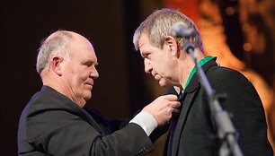 Apdovanojimas Juozui Erlickui &ndash; i&scaron; Valentino Sventicko rankų