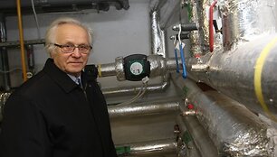 A.Kadžys tvirtino daug vargo su naująja &scaron;ildymo sistema nėra &ndash; viską reguliuoja kompiuteris, tad užtenka į katilinę užsukti vos kartą per sezoną.