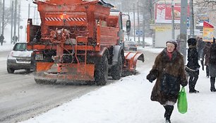 Gausus sniegas vėl davė darbo kelininkams ir kiemsargiams.