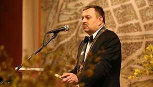 Pirmųjų metų V.Navicko darbų mero poste ataskaitą kritikuoja ir koalicijos partneriai, ir opozicija.