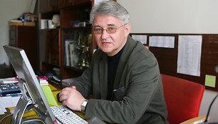 Vingio vidurinės mokyklos direktoriaus J.Popovo teigimu, prijungus mokyklą prie Lazdynų vidurinės, bene labiausiai nukentės mokytojai. &Scaron;iuo metu ie&scaron;koma galimybių juos įdarbinti kitose Vilniaus mokyklose.