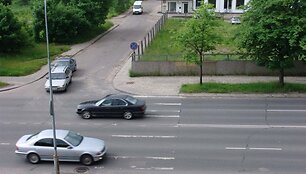 Buvusios perėjos likučiai &scaron;iurpina &scaron;alia gyvenančius vilniečius, nes per ją einantys pėstieji nuolat rizikuoja.