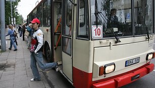 Prie naujosios tvarkos, kai į troleibusus ar autobusus lipama tik per priekines duris, teks įprasti ir keleiviams, ir vairuotojams.