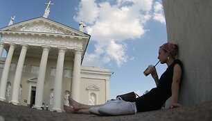 Per kar&scaron;čius patariama gerti daug skysčių, tačiau vengti alkoholio, gėrimų su kofeinu ir cukrumi.