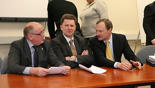 K.Nėnius (centre) pasitraukimo priežasčių nedetalizuoja, teigia tiesiog galvojantis apie savo frakcijos kūrimą. G.Kėvišas (dešinėje) teigia kol kas jokių sprendimų nepriėmęs.