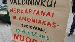 Lazdynų gyventojai Aplinkos ministerijos darbuotojams atne&scaron;ė kelis kibirėlius su dvokiančiu dumblu, kad ir jie pajustų, kuo gyventojams tenka kvėpuoti kasdien.