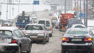 Vilniaus gatvės antradienį buvo sunkiai išvažiuojamos.