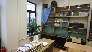 Antakalnio vidurinę mokyklą užliejo vanduo, susidaręs ant stogo tirpstant sniegui.