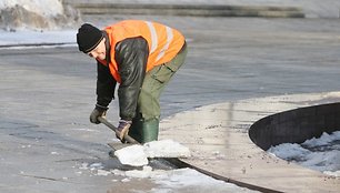 Dėl blogai valomų šaligatvių grasinama atsisakyti tai darančių bendrovių paslaugų, tačiau tada gali iš viso nelikti, kam valyti miestą.