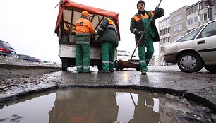 Ant lopo &ndash; dar vienas lopas: kelininkai duobes barsto &scaron;altu asfaltu, nors ir supranta, kad tai neefektyvu.