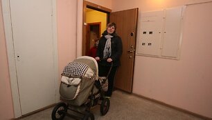 Kelių mėnesių kūdikį auginanti Diana sakė, kad savaitė be lifto ją nuvargino &ndash; tampyti vežimėlį su kūdikiu i&scaron; devinto auk&scaron;to buvo tikrai nelengva.